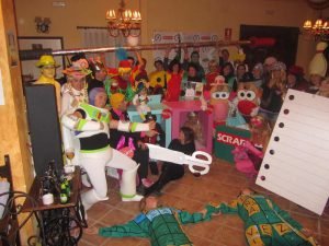Fiesta de disfraces temática de un grupo en el hotel