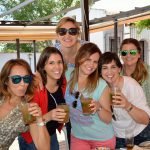 Amigas tomando unos mojitos del hotel