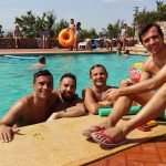 Amigos disfrutando en la piscina del hotel