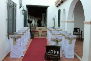 Galería del patio del hotel preparada para una boda