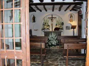Vista de la capilla desde el patio exterior