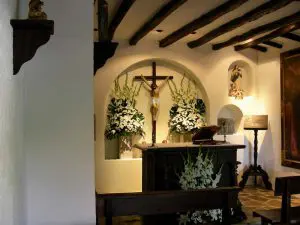 Capilla adornada con flores e iluminada lista para cualquier celebración.
