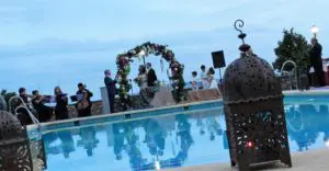 Ceremonia en la piscina, adornada con faroles.