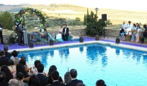Ceremonia de boda junto a la piscina