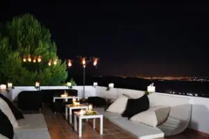 Velador chill out en el patio de celebraciones por la noche
