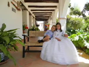 Niña de comunión en la galería del patio exterior
