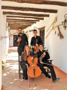Cuarteto Ganivet posando en la galería del patio ajardinado