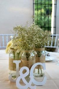 Detalle de una mesa de una celebración adornada con flores