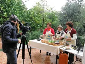 Tres vecinas de Illora cuentan a la cámara como se cocina la receta de la sobrehúsa, plato típico del municipio.