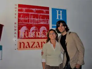 Fran Dieli posando con la directora del hotel en Huerta Nazarí