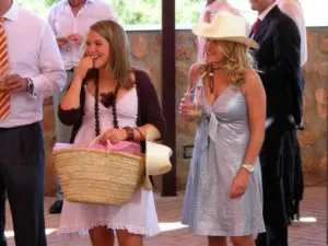 Invitados a una boda disfrutando en el hotel Huerta Nazarí