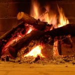 Leña ardiendo en la chimenea del salón del hotel