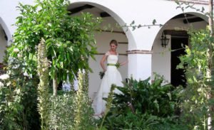 Novia posando en el patio porticado del hotel