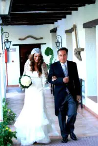 Novia junto al padrino por la galería del patio exterior del hotel