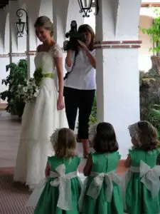 Novia con sus pajes en la galería del patio del hotel