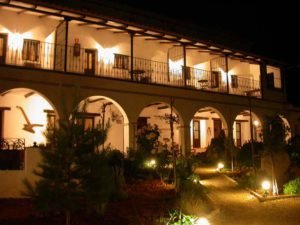 Patio del hotel porticado visto por la noche.