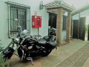 Moto aparcada en la recepción del hotel