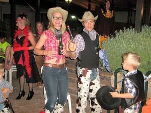 Gente disfrazada de vaqueros