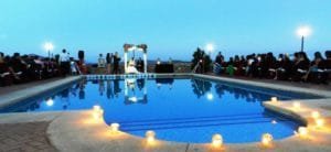 Piscina del hotel Huerta Nazarí adornada con velas para una boda
