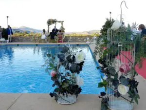 Piscina adornada con flores para una boda