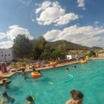 Gente disfrutando en la piscina del hotel Huerta Nazarí