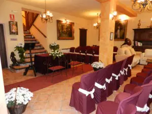 Salón del hotel preparado para la celebración de una boda