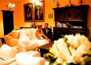 Novios sentados en los sofás del salón del hotel